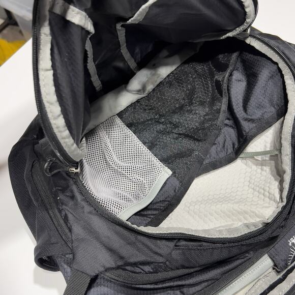 Osprey Ozone Courier Black Messenger Computer Bag 20L 15" Laptop Shoulder Bag - Picture 8 of 9